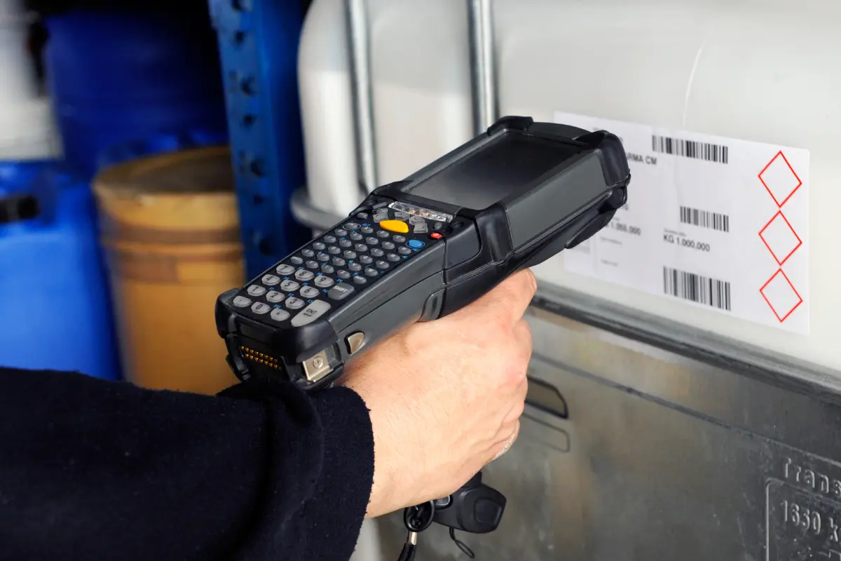 Schemat działania kodu EAN w e-commerce i handlu tradycyjnym