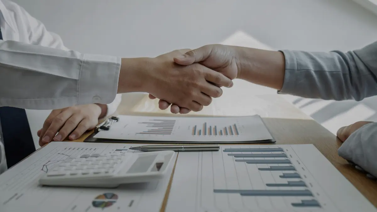 Ilustracja przedstawiająca proces automatycznego onboardingu klientów w firmie z użyciem AI