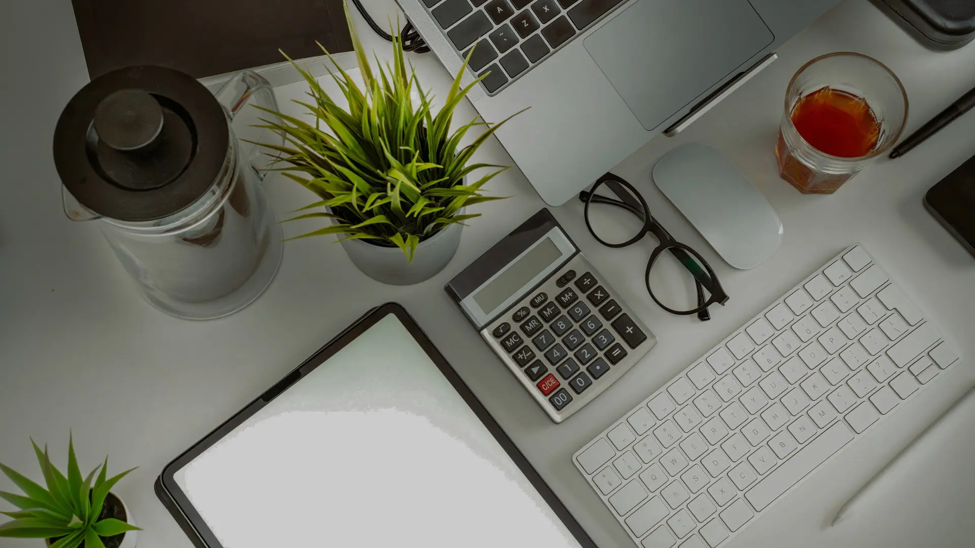 Copywriter pracujący nad tekstem - definicja i rodzaje copywritingu