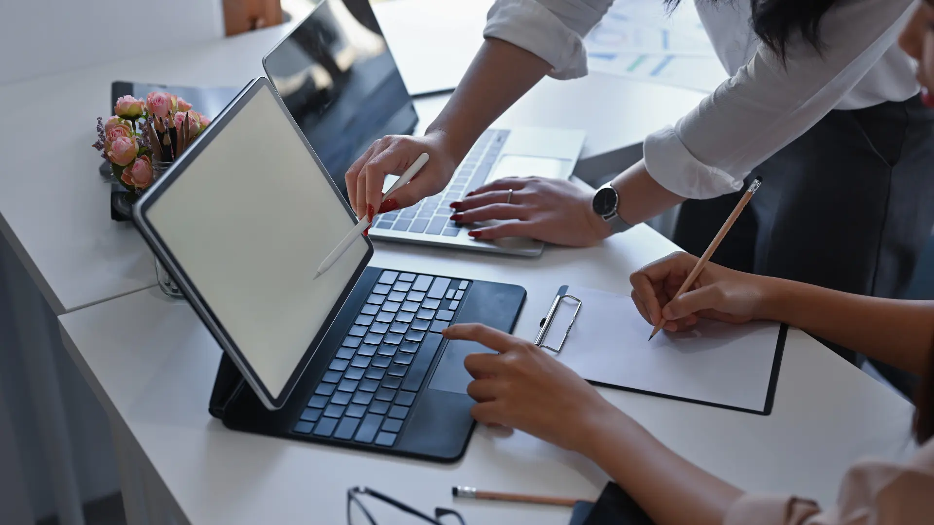 Mężczyzna wykorzystuje Mapy Google na laptopie do rozwoju firmy i lokalnego SEO