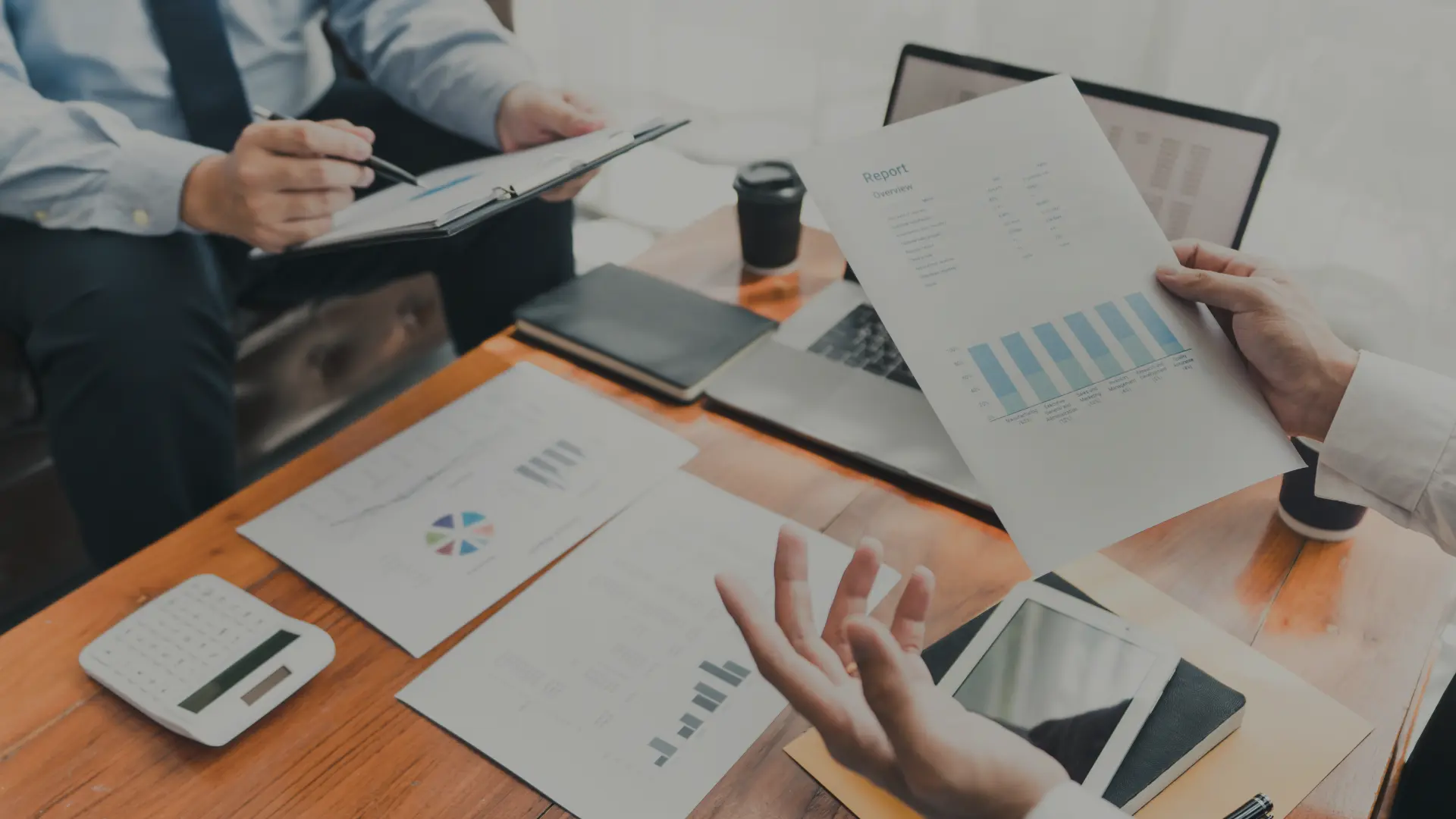 Infografika przedstawiająca najważniejsze wskaźniki marketingowe i metryki efektywności kampanii